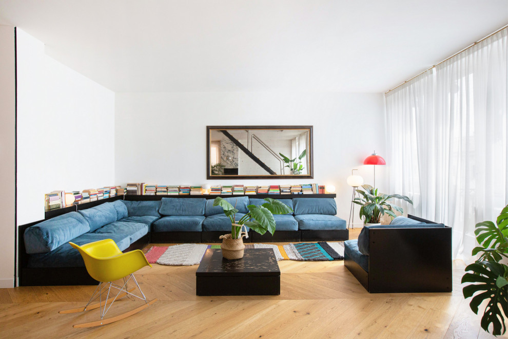 Immagine di un soggiorno contemporaneo con pareti bianche, pavimento in legno massello medio e pavimento marrone