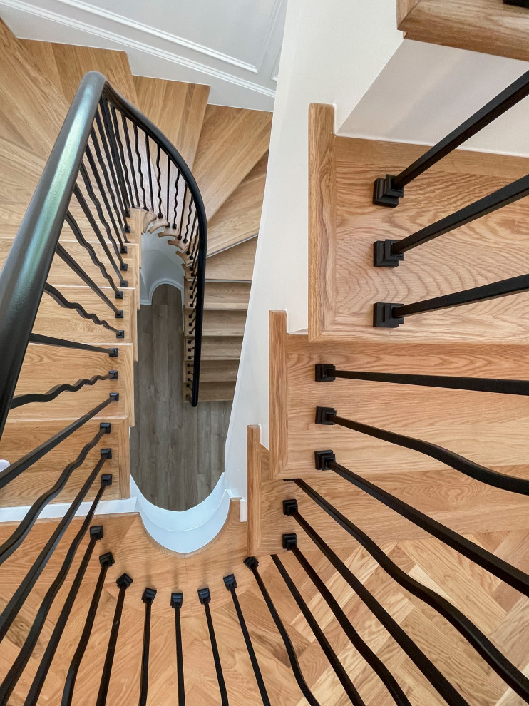 Inspiration pour un grand escalier peint flottant traditionnel avec des marches en bois, un garde-corps en matériaux mixtes et boiseries.