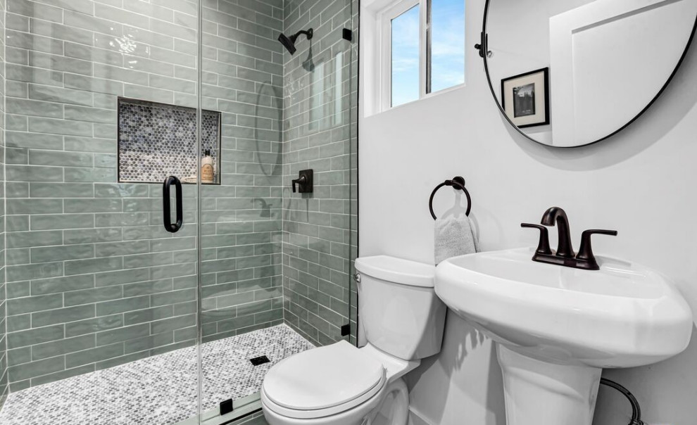 Idée de décoration pour une douche en alcôve design avec WC à poser, un mur blanc, un sol en carrelage de terre cuite, un lavabo de ferme, un sol gris, une cabine de douche à porte battante, une niche et meuble simple vasque.