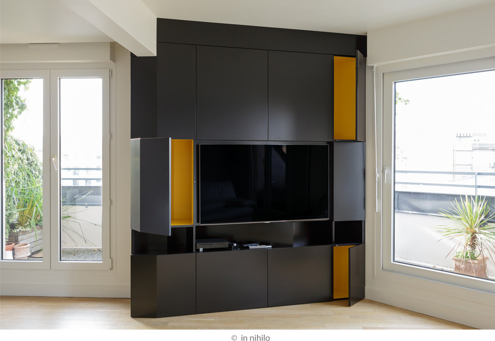 Exemple d'un salon tendance de taille moyenne avec un mur blanc, parquet clair, un téléviseur encastré, un bar de salon et un sol beige.