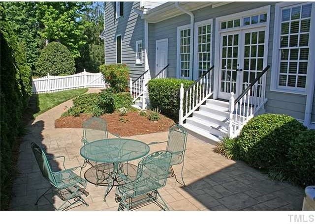 This is an example of a traditional patio in Raleigh.