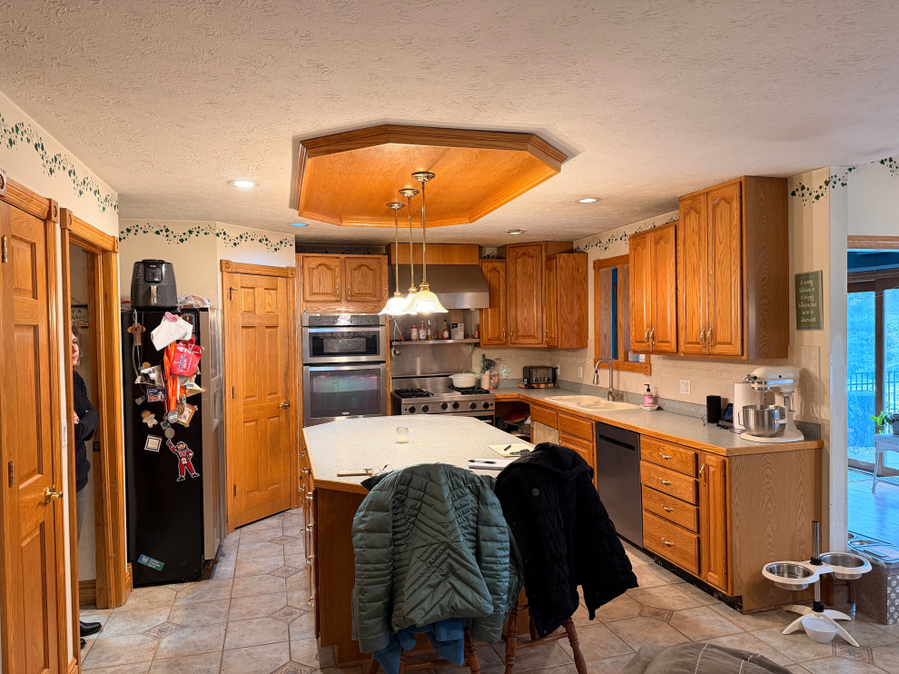 Kitchen - transitional kitchen idea in Cleveland