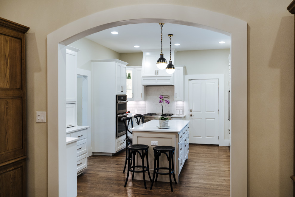 Example of a transitional kitchen design in Austin