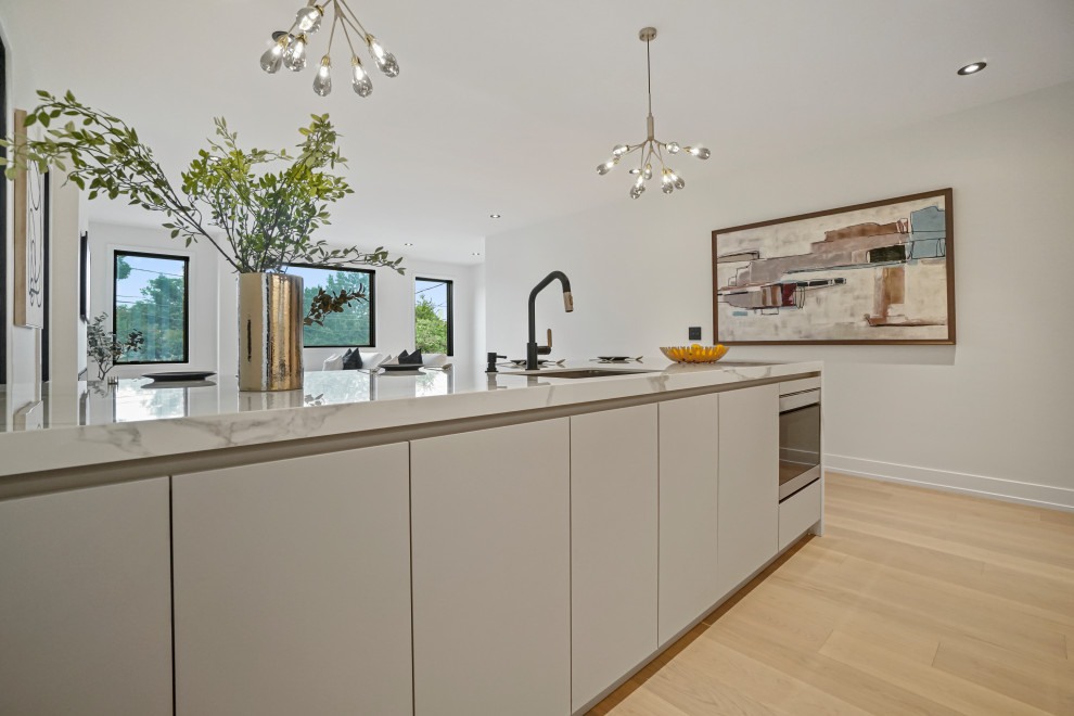Esempio di una cucina design di medie dimensioni con ante lisce, ante bianche e top in quarzite