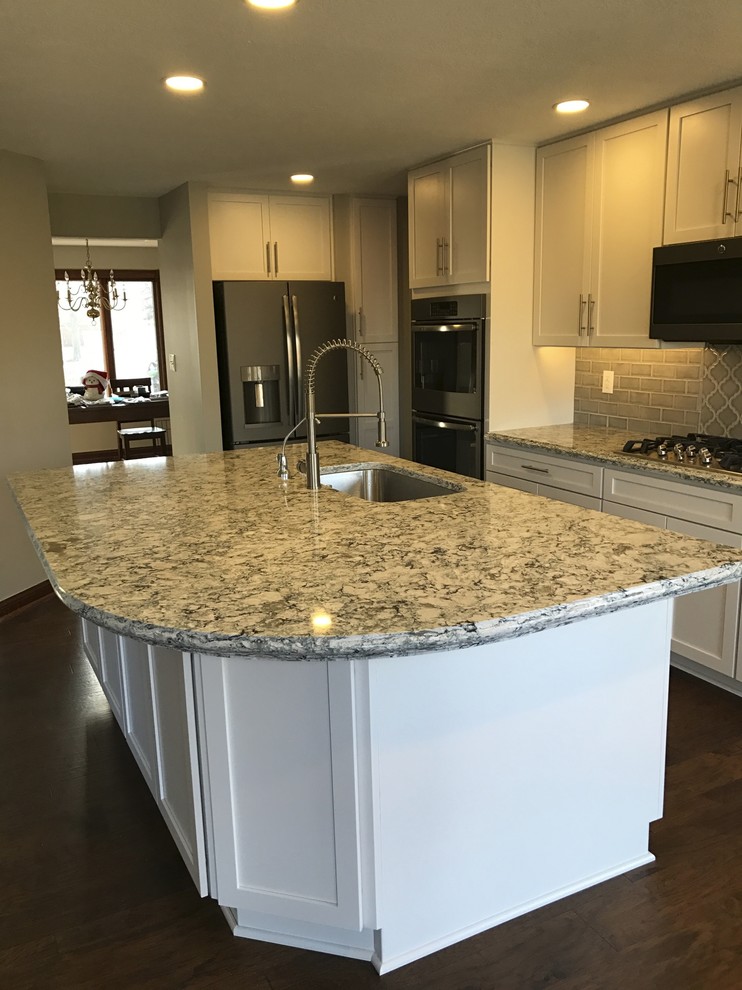 Kitchen - transitional kitchen idea in Indianapolis
