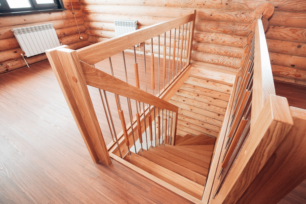 Лестница на металлическом косоуре и больцах в д. Хыркасы