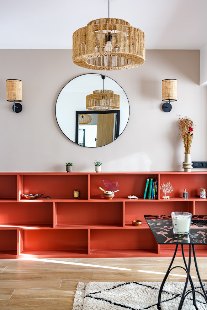 Идея дизайна: кабинет среднего размера в скандинавском стиле с оранжевыми стенами и отдельно стоящим рабочим столом