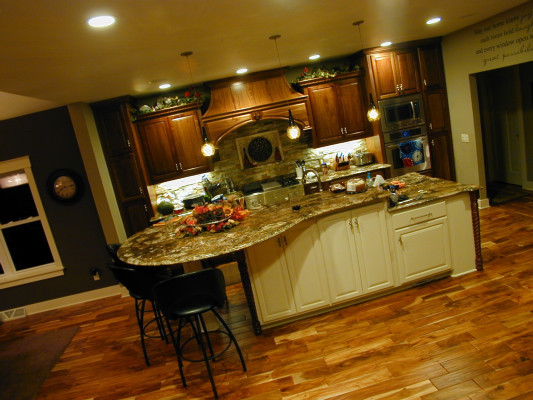 Transitional kitchen photo in Milwaukee