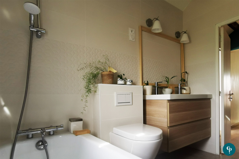 Cette photo montre une salle de bain blanche et bois scandinave de taille moyenne pour enfant avec un placard à porte affleurante, des portes de placard beiges, une baignoire encastrée, un espace douche bain, WC suspendus, un carrelage beige, des carreaux de céramique, un mur beige, un sol en carrelage de céramique, un lavabo encastré, un sol gris, un plan de toilette blanc, une fenêtre, meuble double vasque, meuble-lavabo suspendu et poutres apparentes.