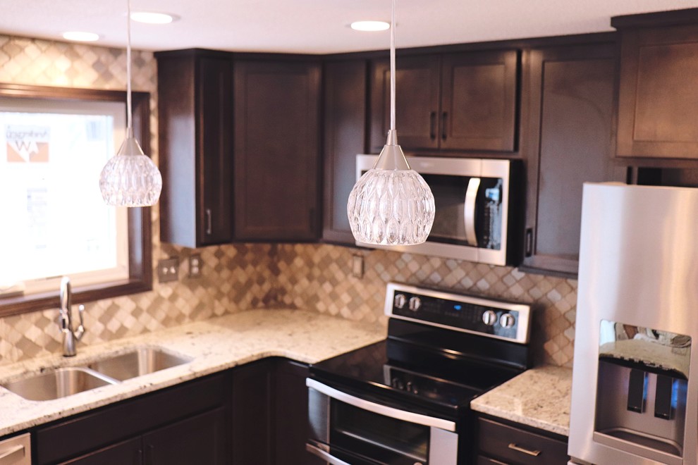 Transitional home design photo in Cedar Rapids