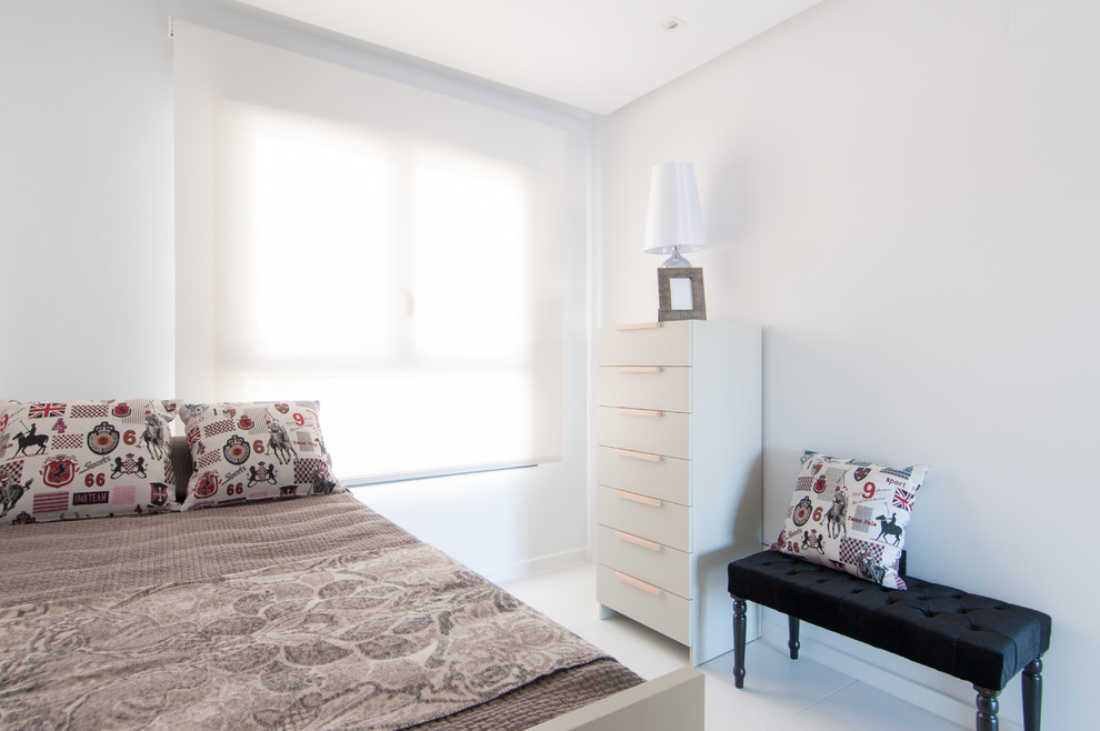 Ejemplo de habitación de invitados tradicional renovada pequeña sin chimenea con paredes blancas