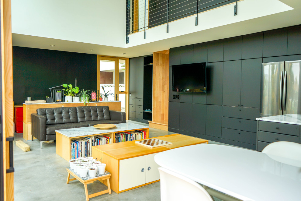 Стильный дизайн: двухуровневая, парадная гостиная комната среднего размера в скандинавском стиле с бежевыми стенами, телевизором на стене, серым полом, полом из керамической плитки и балками на потолке - последний тренд