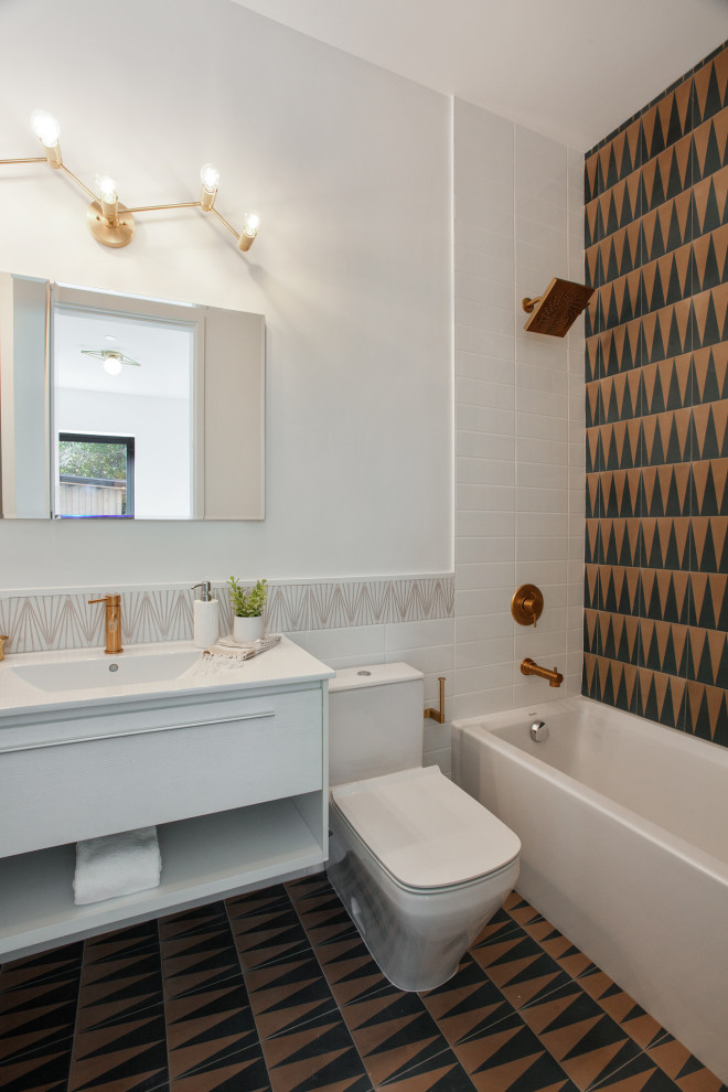 Идея дизайна: ванная комната в современном стиле с белыми фасадами, ванной в нише, душем в нише, разноцветной плиткой, цементной плиткой, белыми стенами, полом из цементной плитки, разноцветным полом, белой столешницей, тумбой под одну раковину и подвесной тумбой