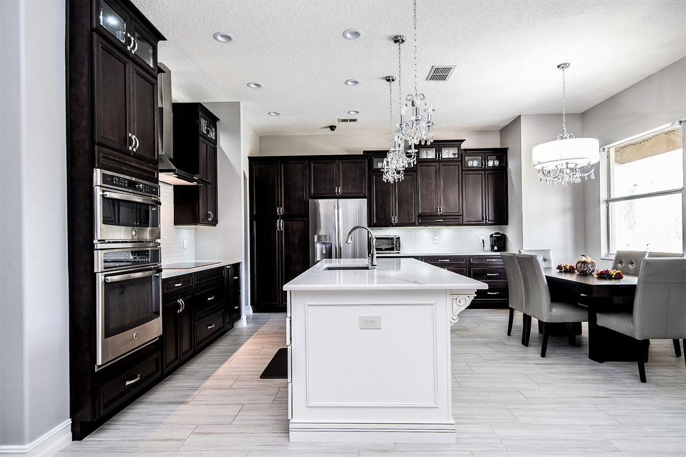 Kitchen - transitional kitchen idea in Orlando