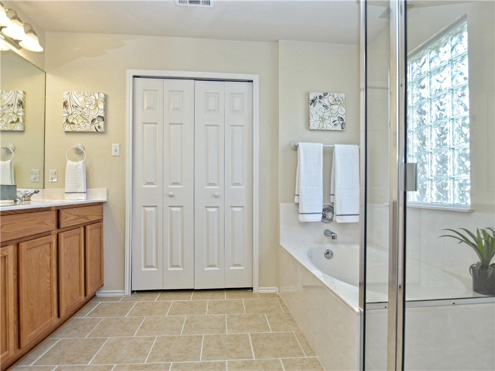Transitional bathroom photo in Austin