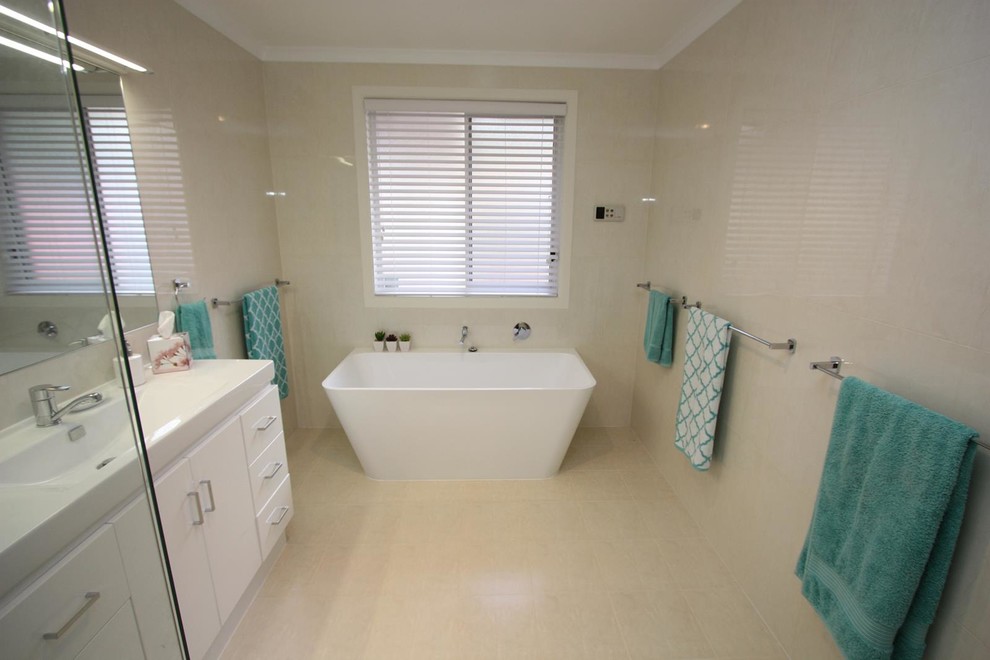 Inspiration for a traditional bathroom in Canberra - Queanbeyan.