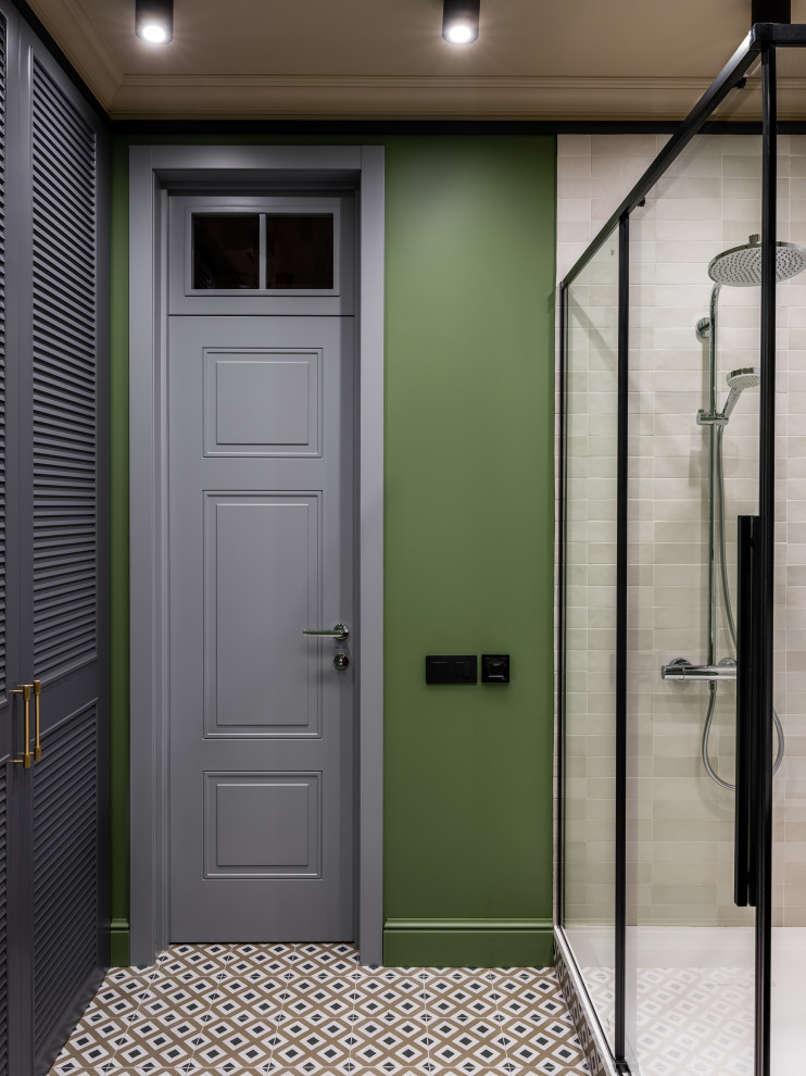 Diseño de cuarto de baño actual con paredes verdes, ducha empotrada y aseo y ducha