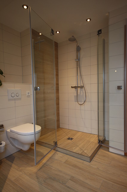Bad mit Holzoptik Fliesen - Landhausstil - Badezimmer - Köln - von