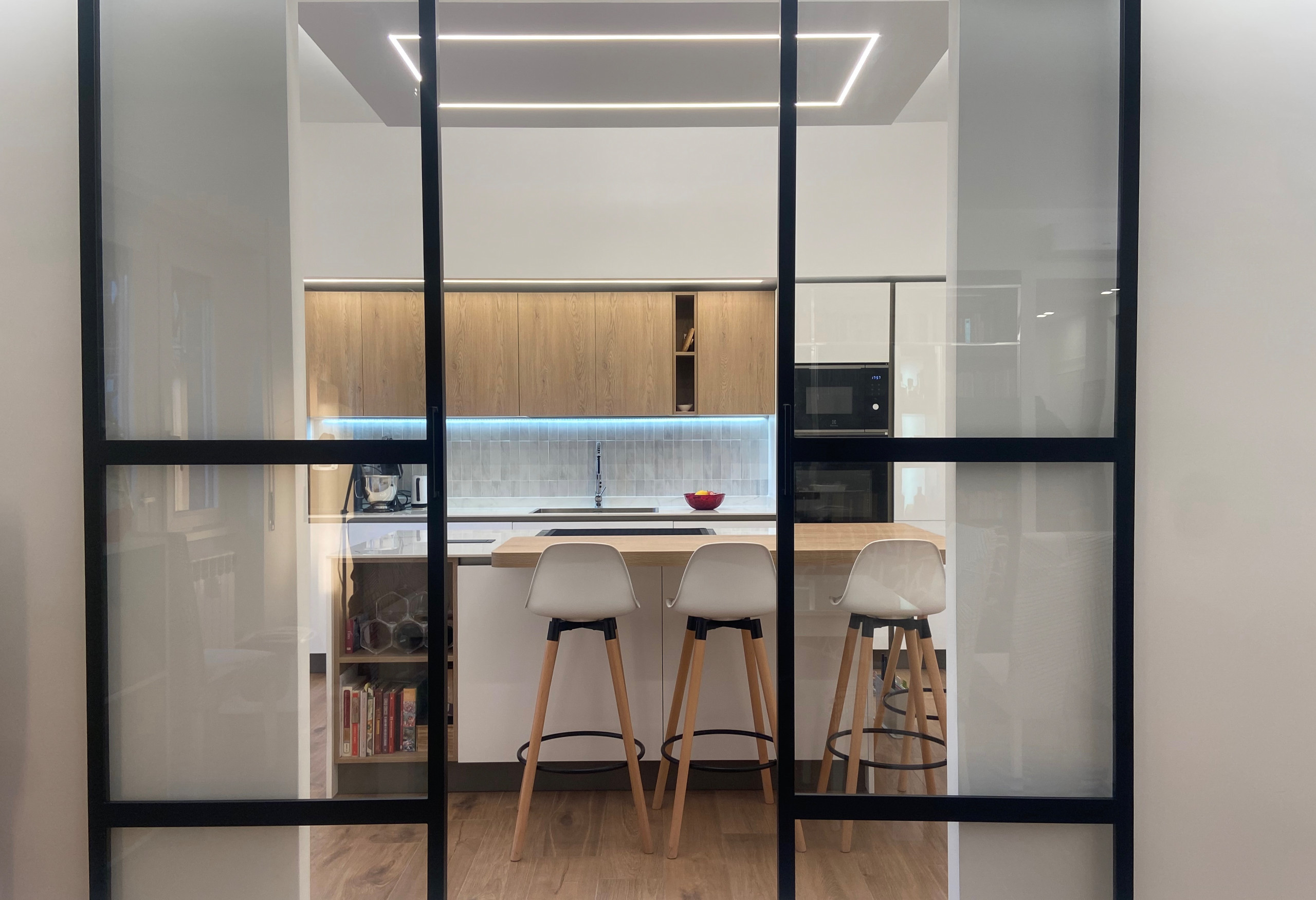 Quattro vetrate industriali nel living