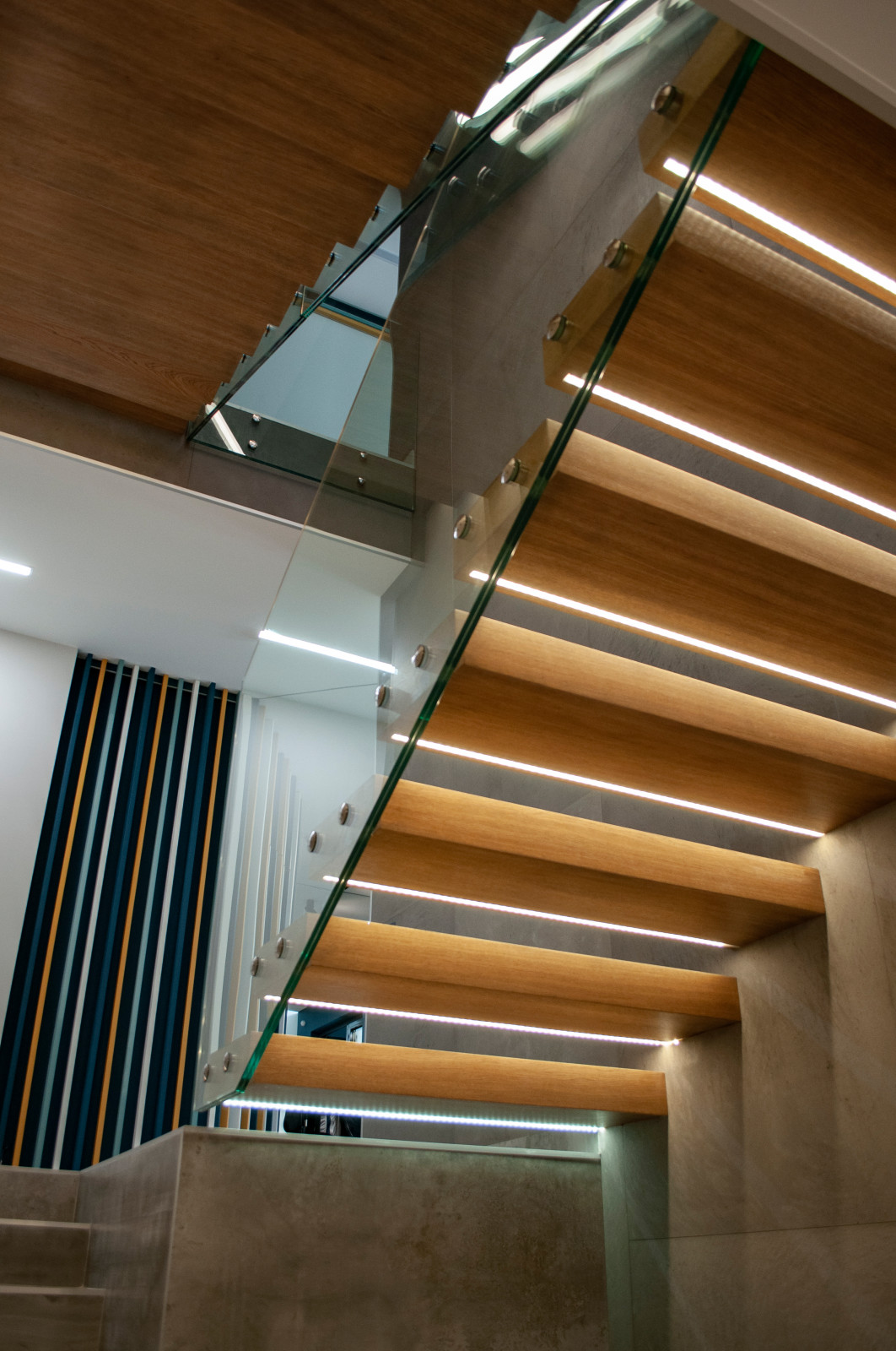 Лестница консольная с подсветкой