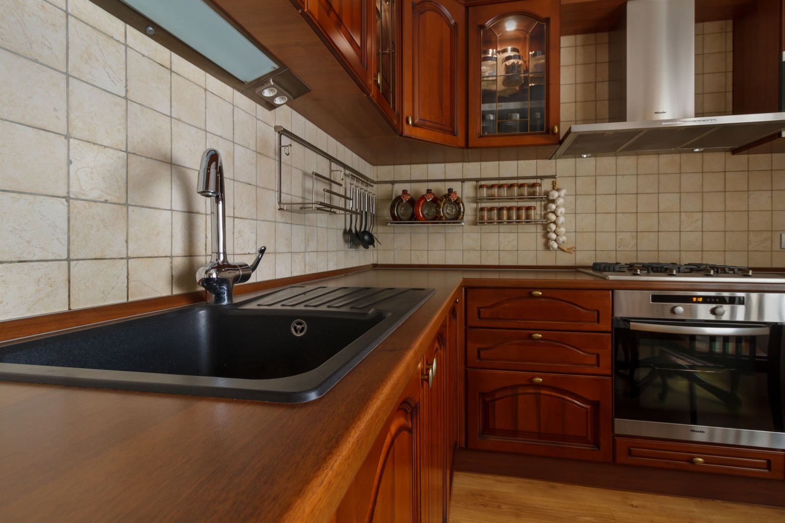 Трёхкомнатная квартира с кухней-гостиной в классическом стиле