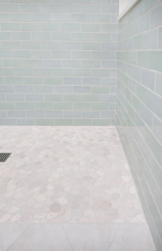 Bild på ett litet maritimt vit vitt badrum med dusch, med släta luckor, skåp i slitet trä, en dusch i en alkov, en toalettstol med separat cisternkåpa, blå kakel, keramikplattor, vita väggar, marmorgolv, ett konsol handfat, beiget golv och med dusch som är öppen