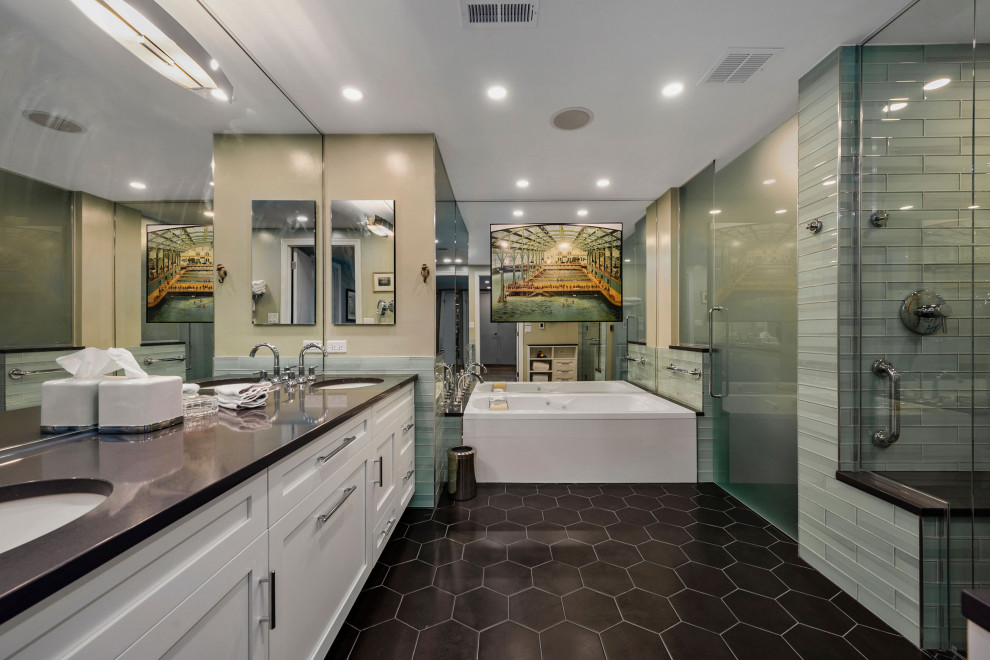 Idéer för att renovera ett 60 tals grå grått en-suite badrum, med luckor med infälld panel, vita skåp, en jacuzzi, våtrum, blå kakel, glaskakel, beige väggar, ett undermonterad handfat, svart golv och dusch med gångjärnsdörr