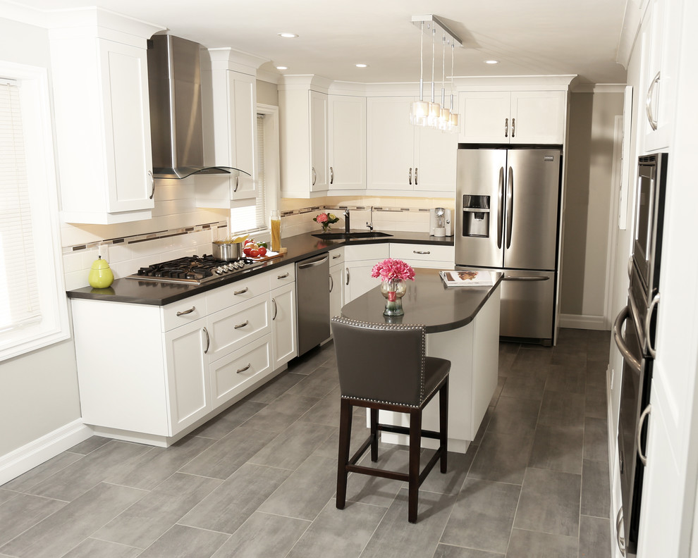 Mid-sized transitional l-shaped eat-in kitchen in Toronto with an undermount sink, shaker cabinets, white cabinets, quartz benchtops, white splashback, porcelain splashback, stainless steel appliances, porcelain floors and with island.