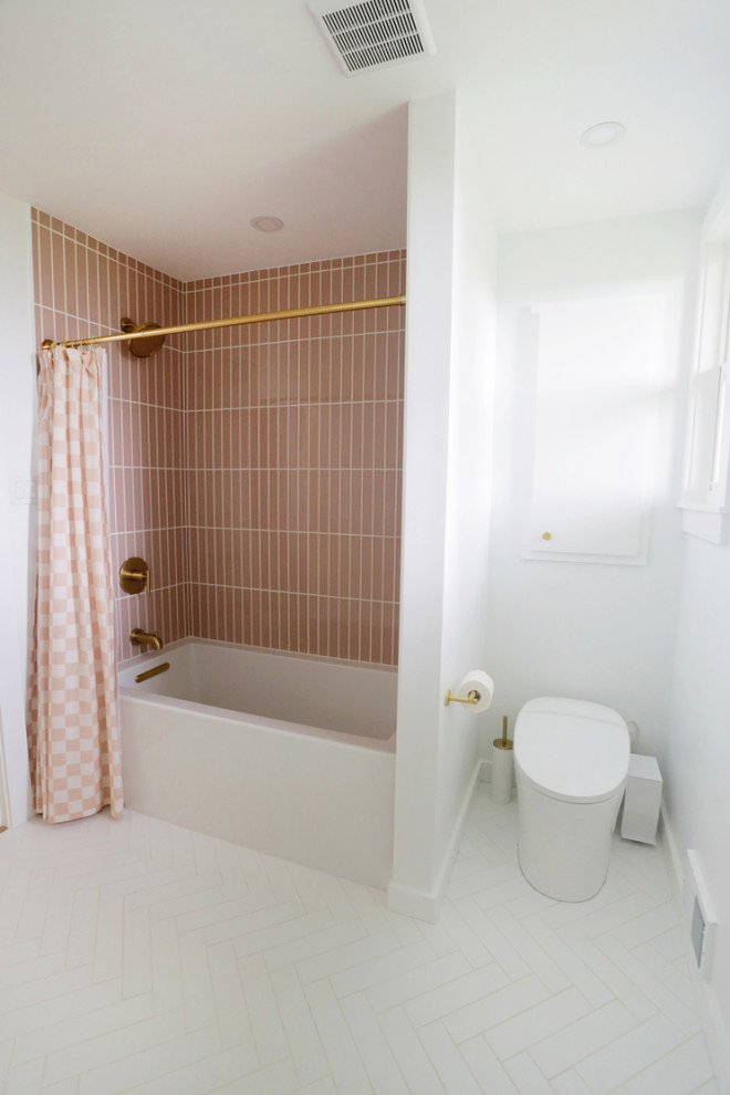 Diseño de cuarto de baño minimalista de tamaño medio con baldosas y/o azulejos rosa, baldosas y/o azulejos de vidrio, suelo de baldosas de cerámica y suelo blanco