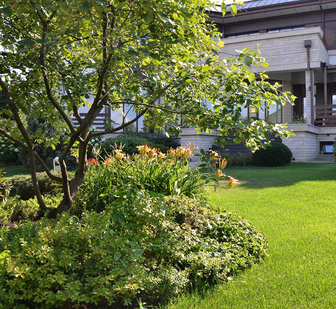 Современный сад в КП "Бенелюкс" вилла 1