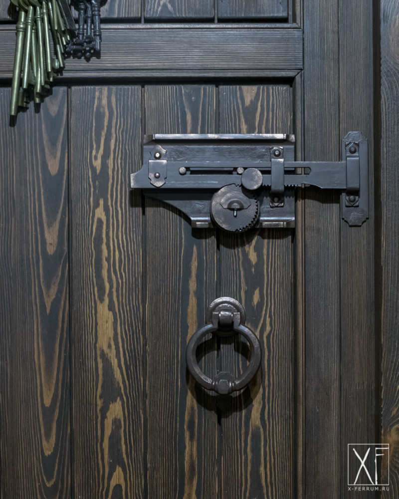 Декоративные кованные элементы и механический замок для двери в погреб