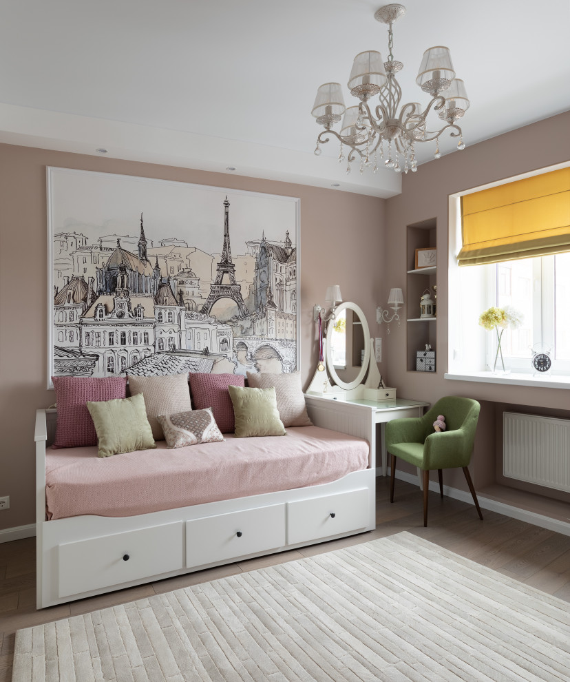Diseño de habitación de niña de 4 a 10 años clásica renovada de tamaño medio con paredes rosas, suelo laminado, suelo marrón y vigas vistas