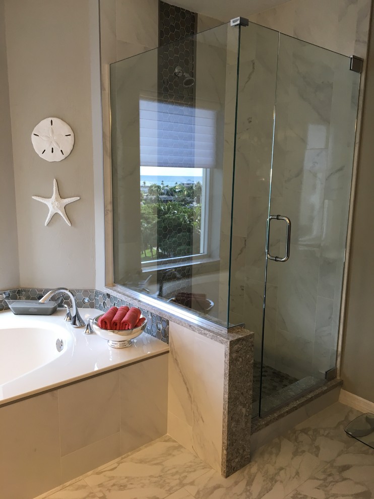 Mittelgroßes Maritimes Badezimmer En Suite mit Einbaubadewanne, Eckdusche, weißen Fliesen, Porzellanfliesen, grauer Wandfarbe, Porzellan-Bodenfliesen und Quarzwerkstein-Waschtisch in Miami