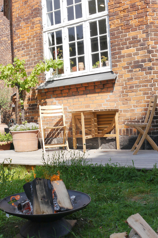 Gartenteich im Sommer mit Outdoor-Sportplatz und Teich