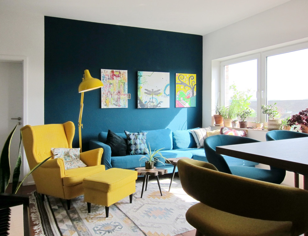 Foto de salón abierto contemporáneo pequeño con paredes azules, suelo de baldosas de cerámica y suelo marrón