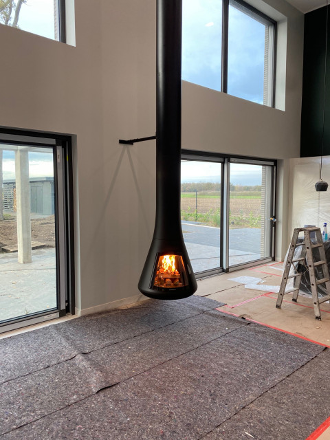 H&auml;ngender drehbarer Holzkamin contemporary-vardagsrum