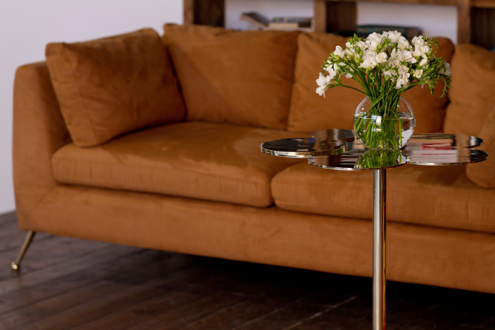 Композиция диван и латунный столик