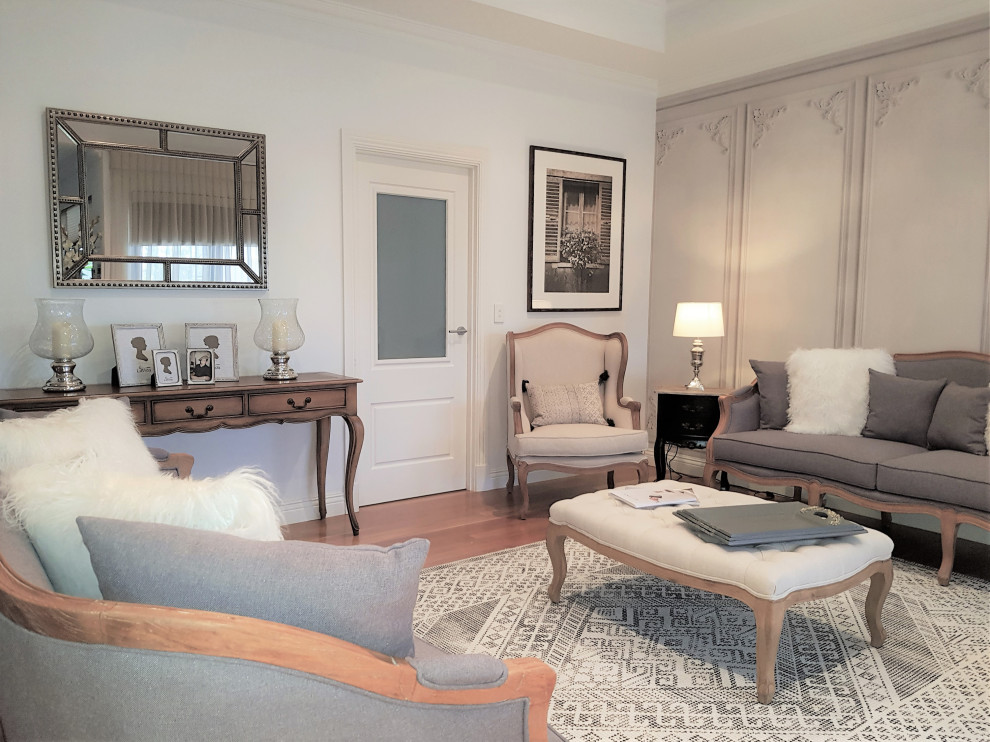 Immagine di un soggiorno classico di medie dimensioni con sala formale, pareti bianche, soffitto ribassato e carta da parati