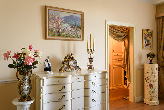 Работа Рустема Стахурского в классическом интерьере