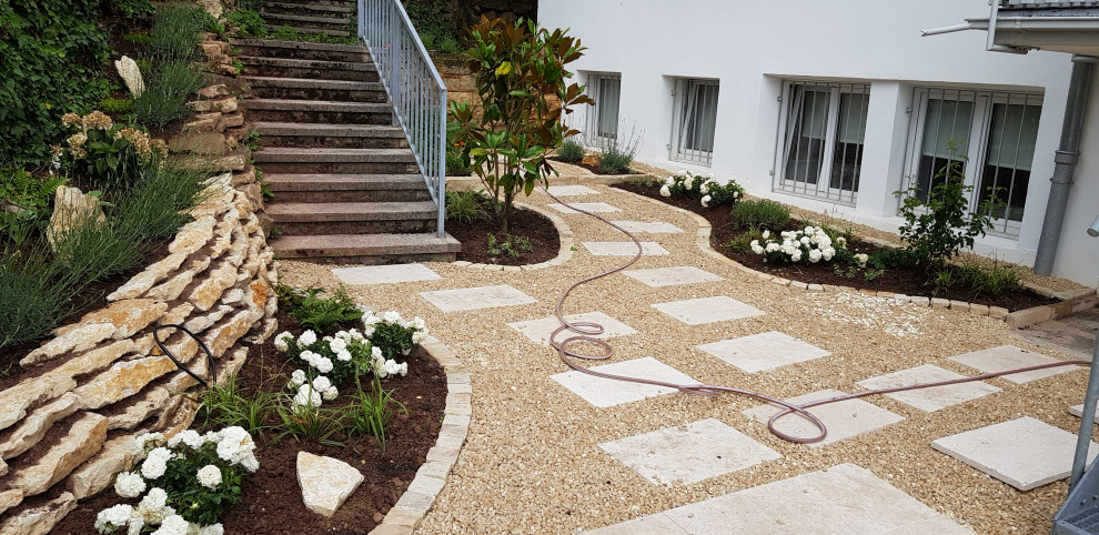 Kleiner Klassischer Vorgarten im Sommer mit direkter Sonneneinstrahlung in Stuttgart