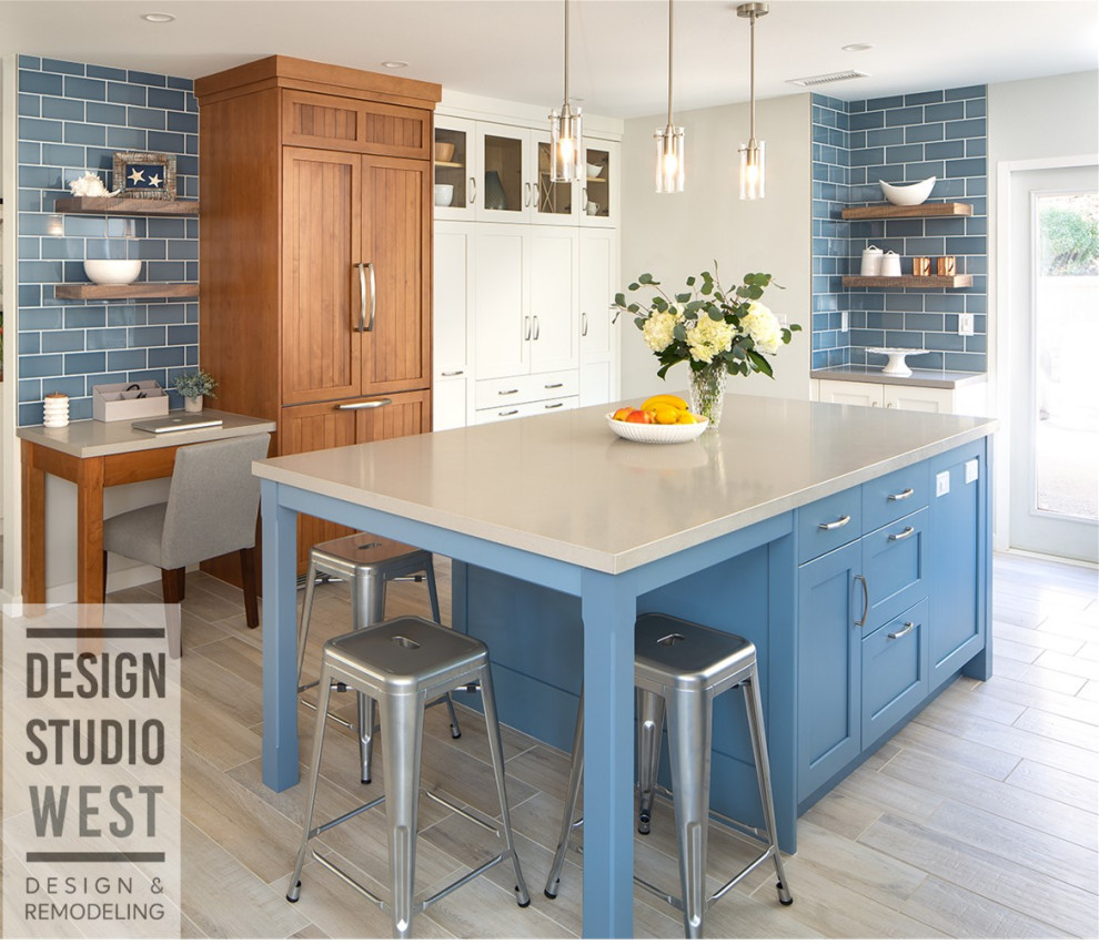 Idéer för att renovera ett stort vintage grå grått kök, med en enkel diskho, skåp i shakerstil, blå skåp, bänkskiva i kvartsit, blått stänkskydd, stänkskydd i glaskakel, rostfria vitvaror, vinylgolv, en köksö och flerfärgat golv