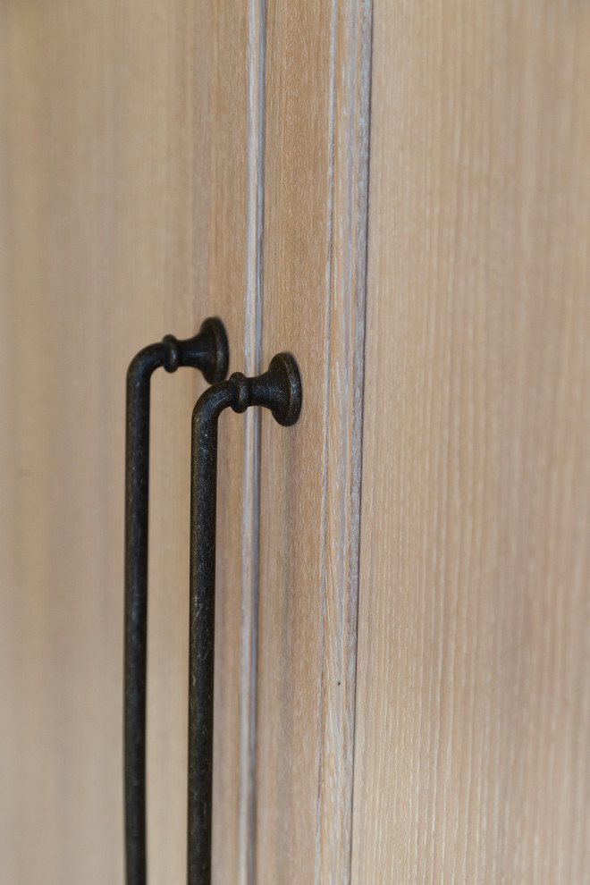 Встроенный шкаф в детскую из массива дуба