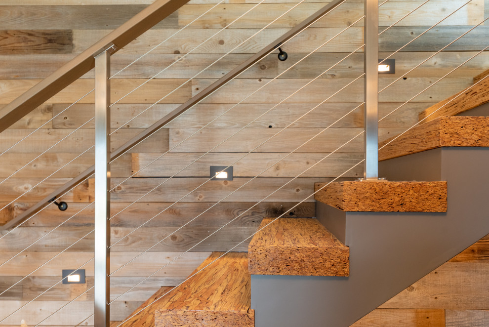 Esempio di una scala a "L" minimalista di medie dimensioni con pedata in legno, alzata in legno verniciato, parapetto in cavi e pareti in legno
