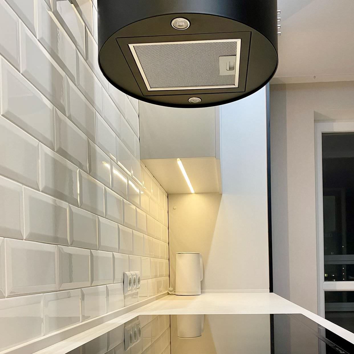 Стильная кухня с витриной