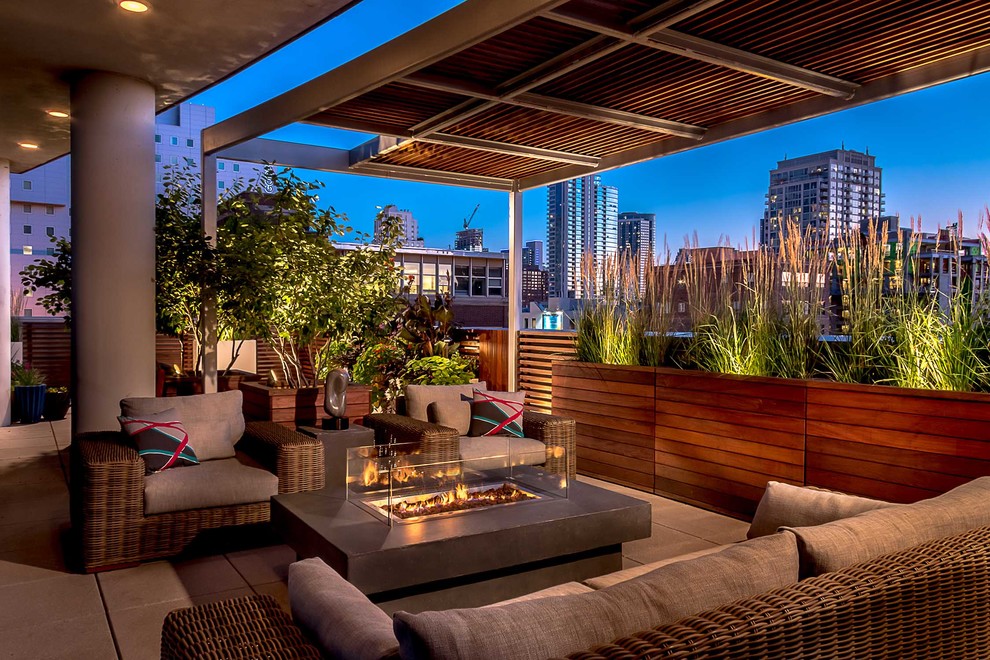 Photo of a mid-sized contemporary rooftop deck in Chicago with a fire feature.