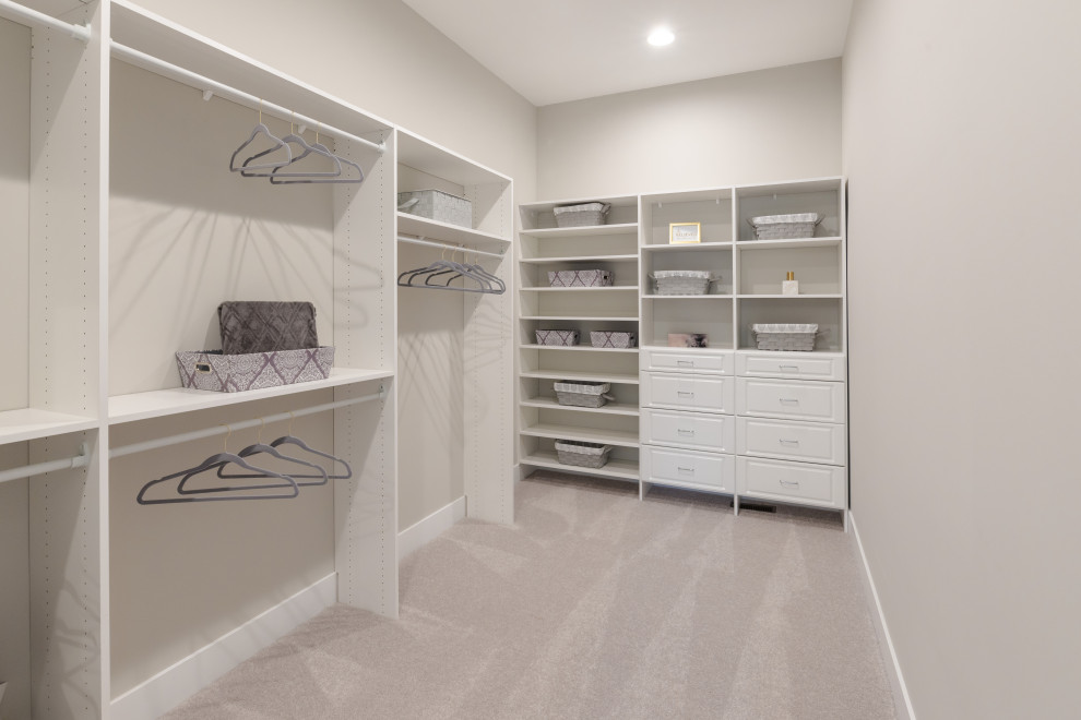 Inspiration för mycket stora amerikanska walk-in-closets, med vita skåp, heltäckningsmatta och grått golv