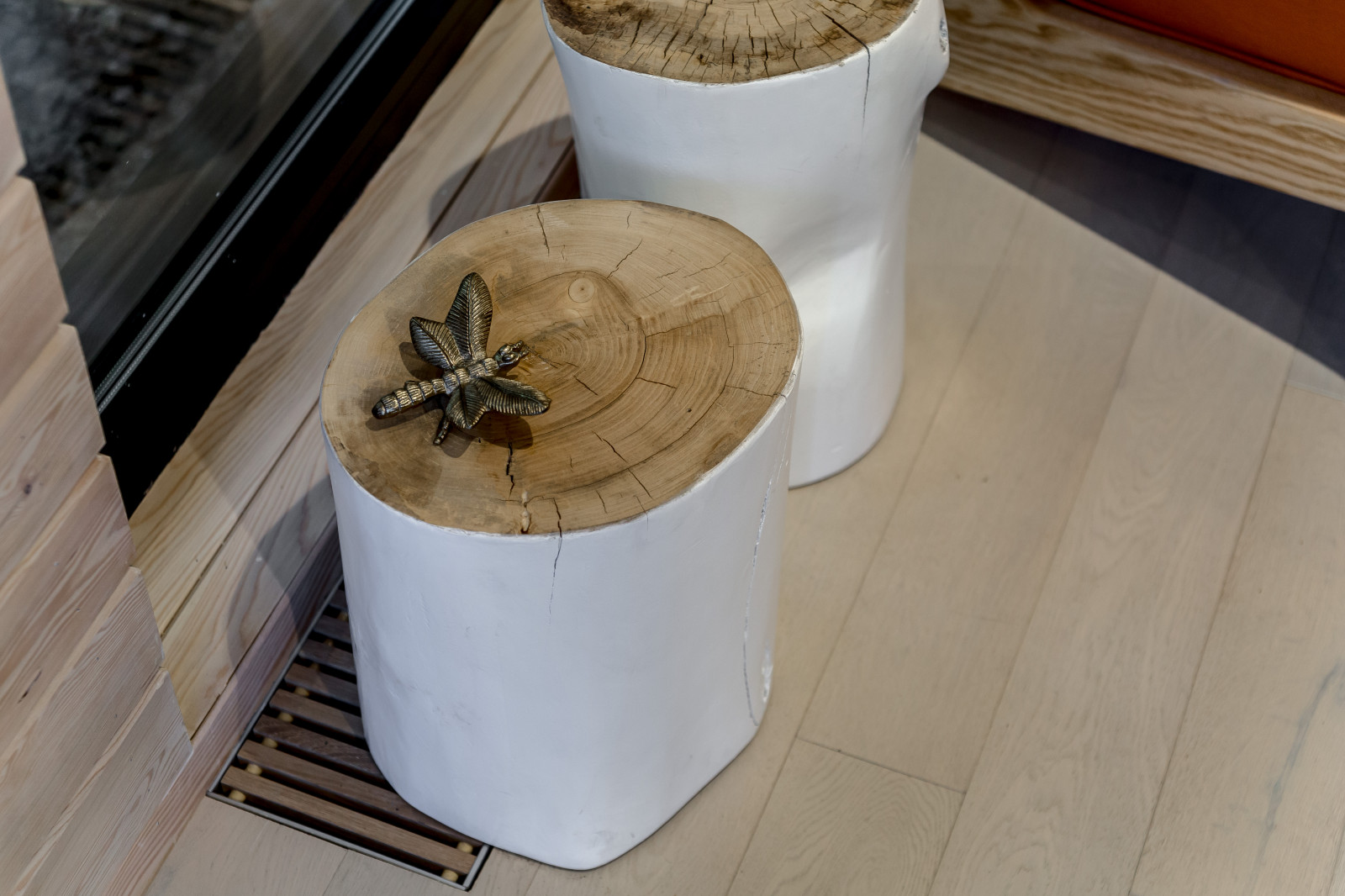 Гостиная с камином и березами