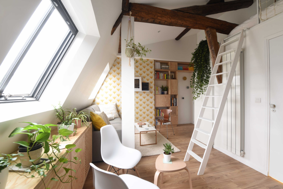 Diseño de salón abierto minimalista pequeño sin chimenea y televisor con paredes blancas, suelo de madera clara, vigas vistas y papel pintado