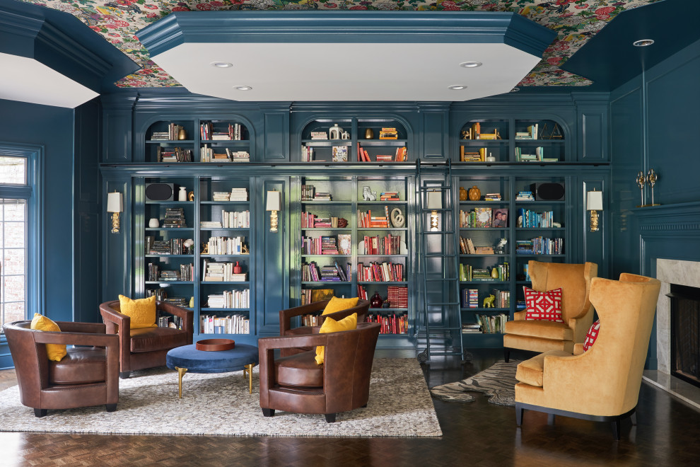 Idéer för mellanstora vintage arbetsrum, med ett bibliotek, blå väggar, mörkt trägolv, en standard öppen spis, en spiselkrans i trä, ett fristående skrivbord och brunt golv