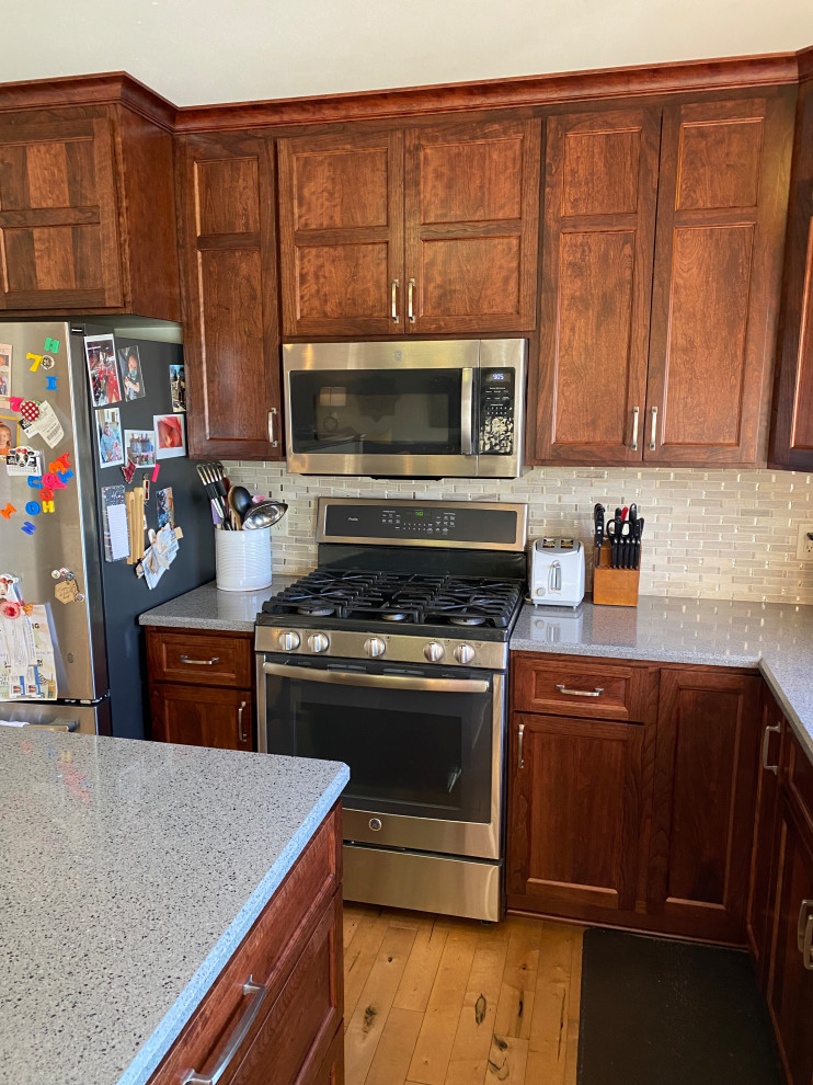Kitchen - transitional kitchen idea